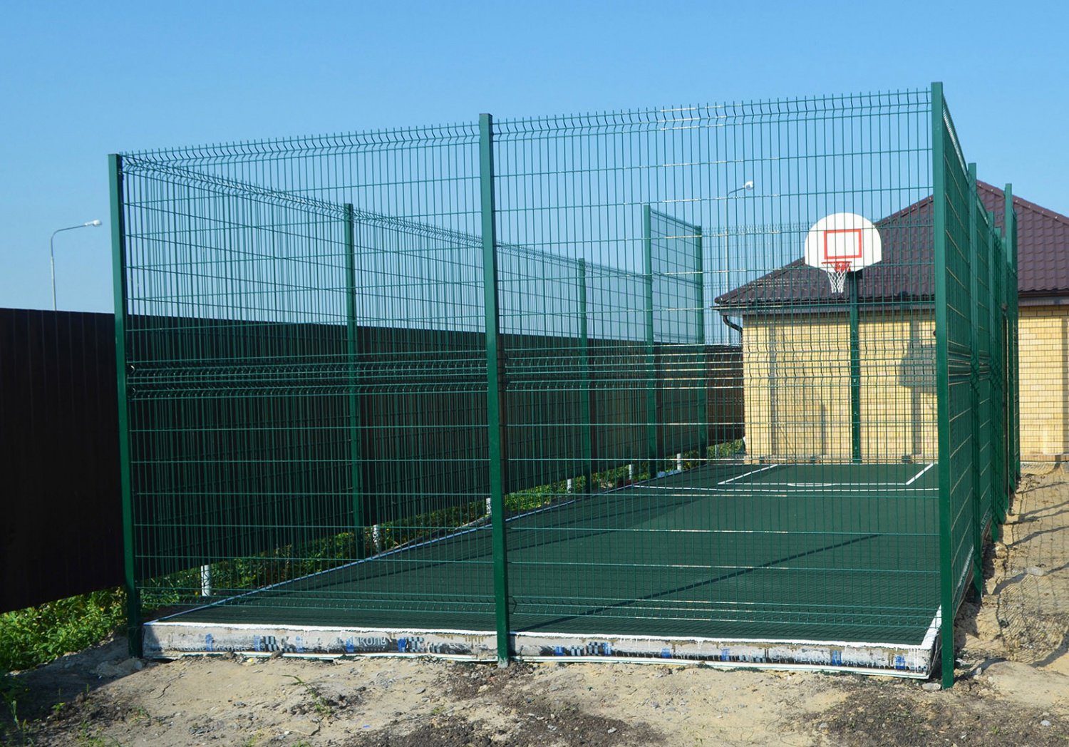 забор для административного здания. ограждение спортивной площадки grand line. ограждение ог2м1. забор бастион 2д. 2д бастион ограждение.